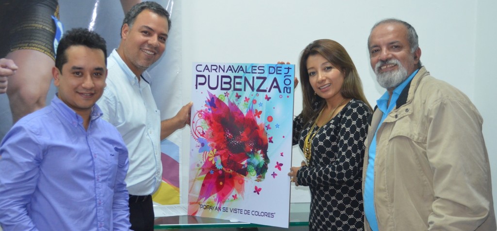 Integrantes del jurado Jagger David Velasco, Francisco Valencia y Darío Noguera, quienes seleccionaron el afiche “Popayán se viste de Colores”, como imagen oficial de los próximos Carnavales de Pubenza.