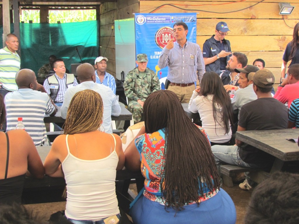 Familias de Morales, Corinto y Buenos Aires, conocieron en la vereda Buenos Aires del Municipio de Popayán, un caso exitoso de cultivo de mora de exportación, cosechada por desmovilizados y víctimas del conflicto armado.