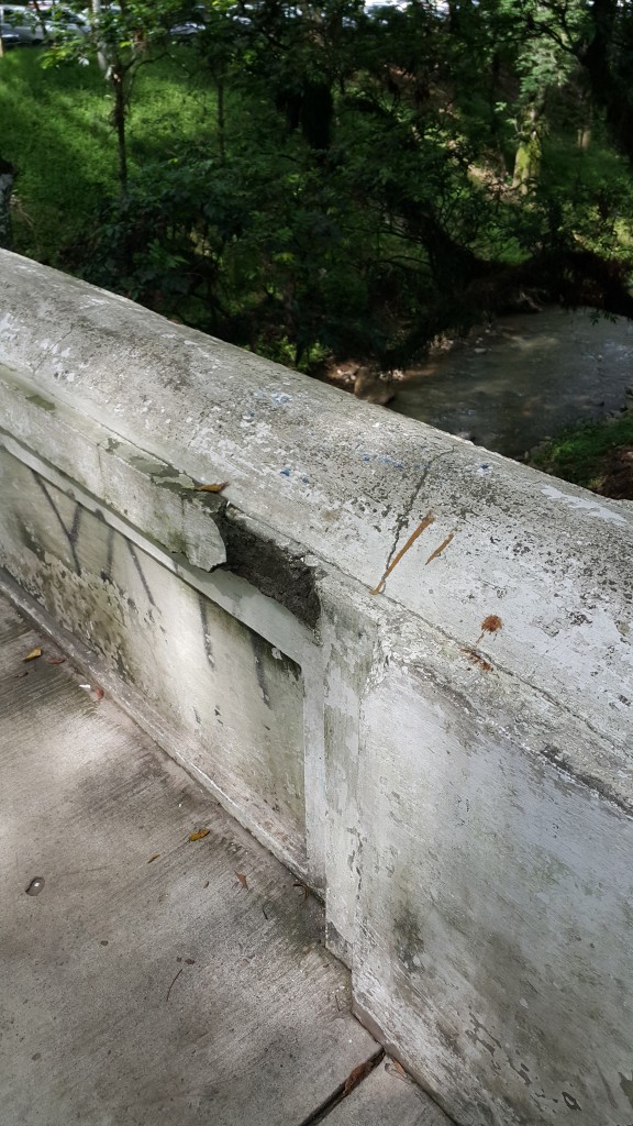 Y este hueco en la baranda del puente…