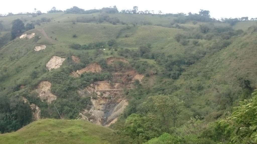 Estabilización de sitios críticos en la zona media de la cuenca del Río Molino, a través de una obra biomecánica.