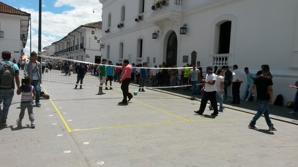 El Día de la Bicicleta se aprovechó para la recreación en plena plaza de Caldas.