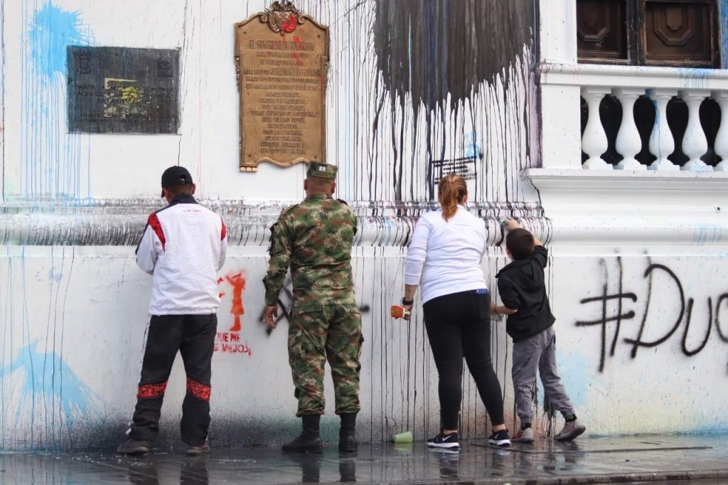 A la fachada de la Alcaldía de Popayán le arrojaron una mezcla de sangre de res con una sustancia agrícola. 